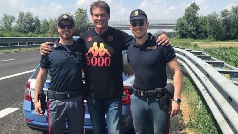 David Hasselhoff, selfie con gli agenti della Stradale dopo un controllo