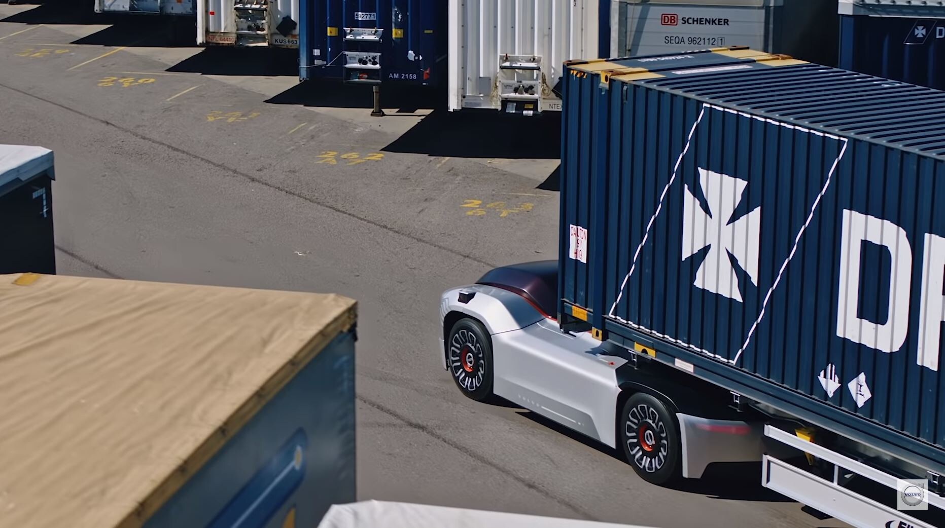 Volvo, debutta Vera: il camion elettrico a guida autonoma- VIDEO