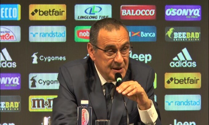 Sarri: "Tuta o giacca? Basta non mi mandino nudo"