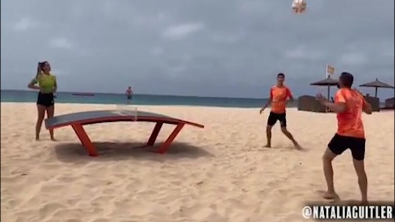 Douglas Costa, Teqball con Natalia Guitler