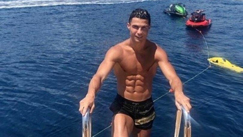 Ronaldo, quanta carica prima del tuffo in mare!