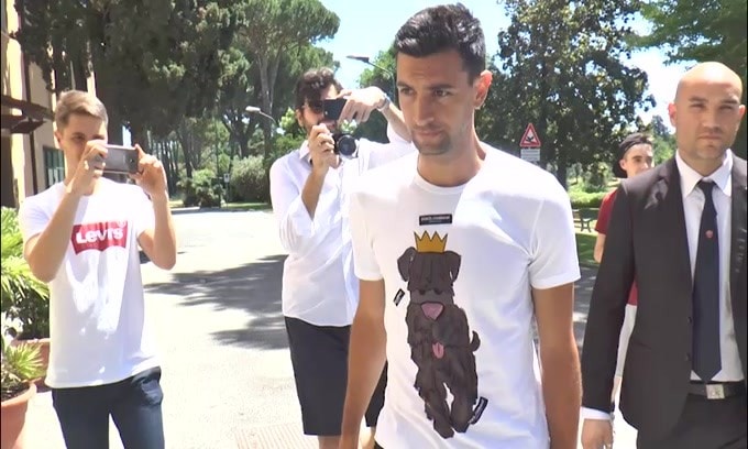 Roma, tifosi a Pastore: "Rimani? Lui risponde: "Sì e dove vado?”