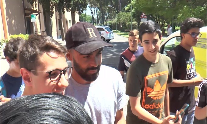 Roma, Defrel accolto tra foto e autografi