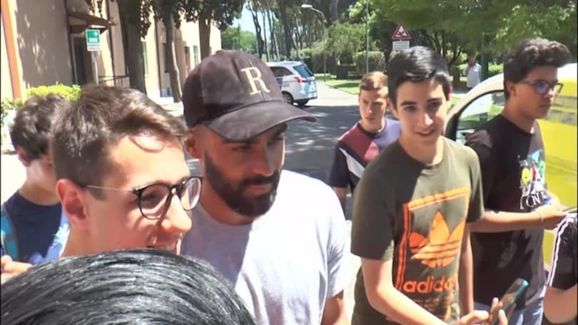 Roma, Defrel accolto tra foto e autografi