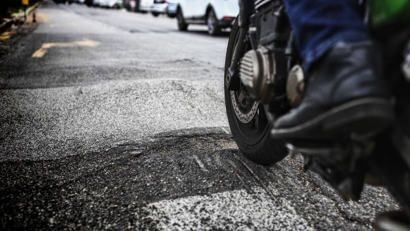 Motociclista investito, i soccorritori lo derubano: è una nuova truffa