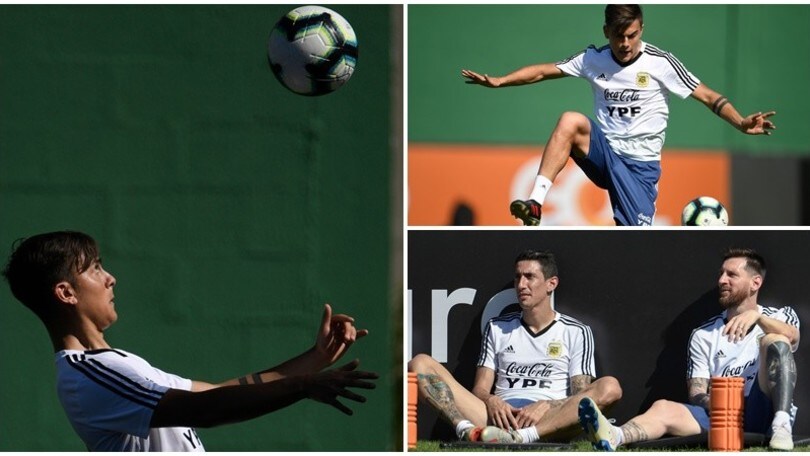 Argentina, Dybala scatenato in allenamento. Messi e Di Maria osservano