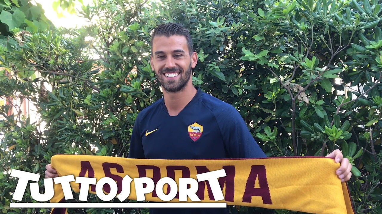 Spinazzola con la maglia e la sciarpa della Roma