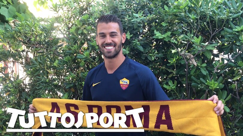 Spinazzola con la maglia e la sciarpa della Roma