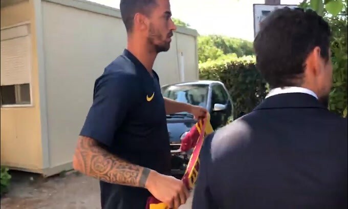 Mercato, Spinazzola con la sciarpa della Roma