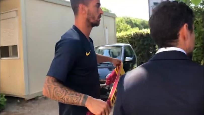 Mercato, Spinazzola con la sciarpa della Roma