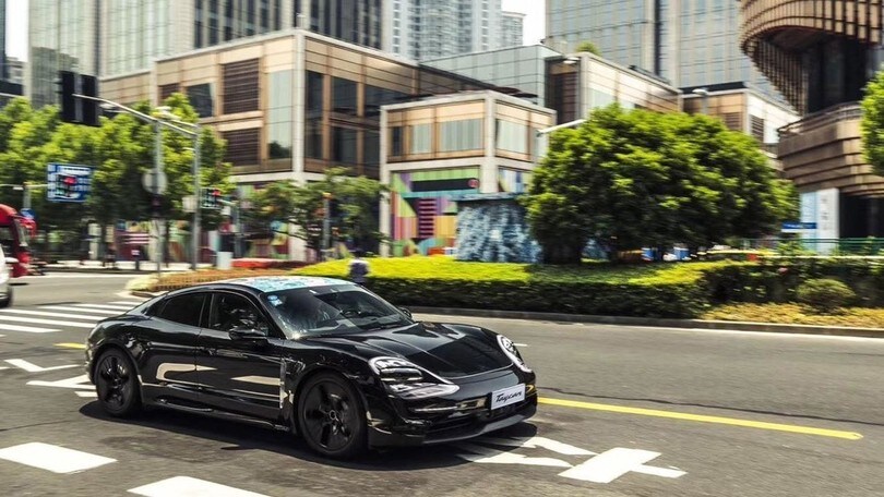 Passerella a Shanghai per la Porsche Taycan - FOTO