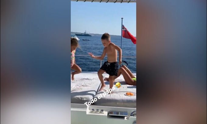 Il figlio del Papu Gomez imita...il padre