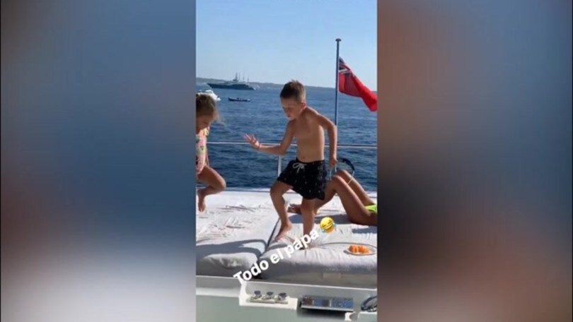 Il figlio del Papu Gomez imita...il padre