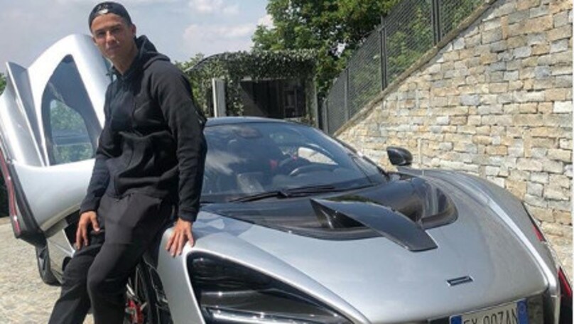 Cristiano Ronaldo si gode Lisbona sulla sua McLaren Senna