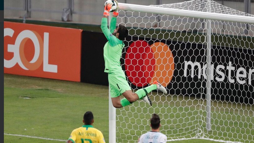 Alisson, una parata pazzesca e il mondo resta a bocca aperta