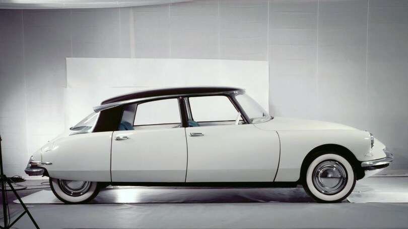Citroen DS, la berlina bianca di Ginko: le foto