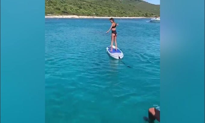 Alice Campello sulla tavola da Surf, ma Morata corre in aiuto