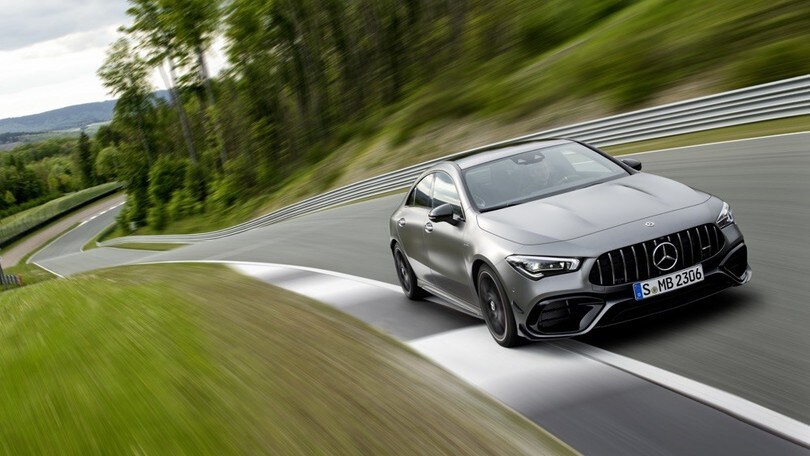 Nuova Mercedes AMG A45 e CLA 45: le immagini
