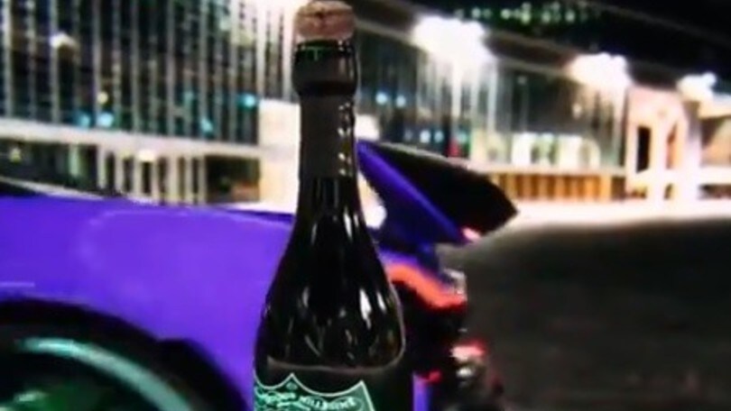 McLaren P1 apre lo champagne Dom Perignon con l'alettone: il video