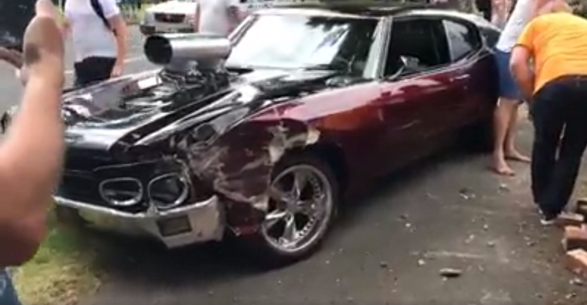 Chevrolet Chevelle, il pliota sgasa e abbatte un muro – VIDEO