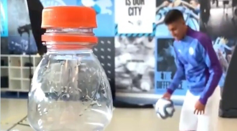 Rodri si presenta al Manchester City provando la Bottle Challenge Cap
