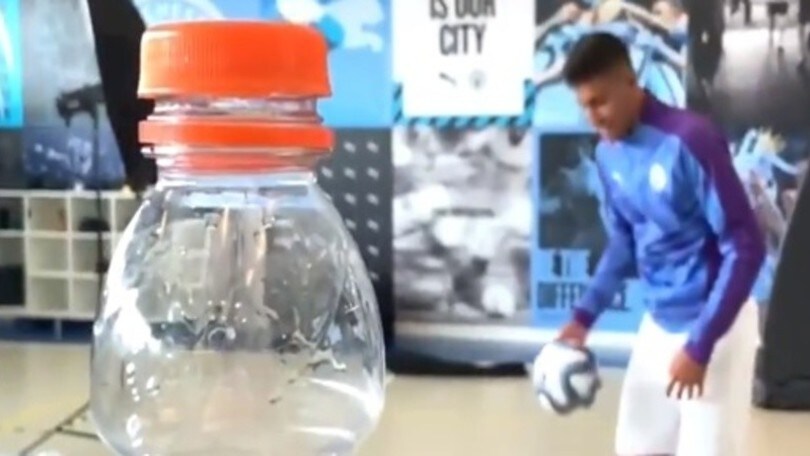 Rodri si presenta al Manchester City provando la Bottle Challenge Cap