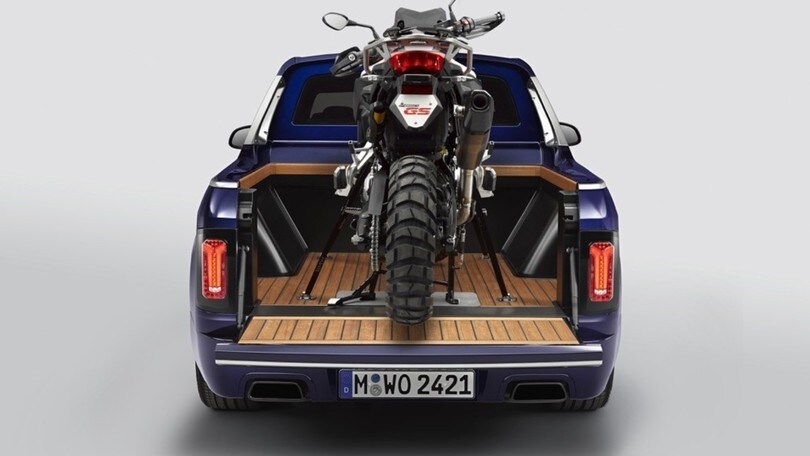 BMW X7 si trasforma in pick-up: l'idea è di 12 giovani