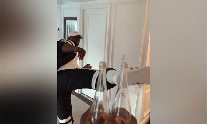 Pogba con la tuta bianconera apre le bottiglie con un calcio