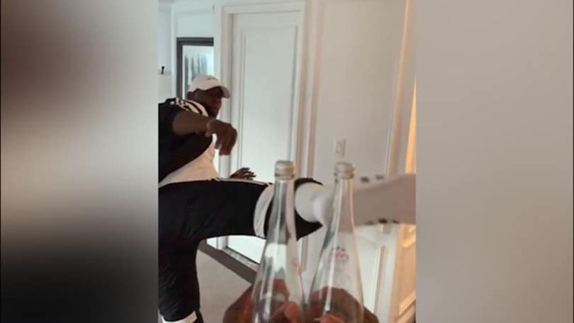 Pogba con la tuta bianconera apre le bottiglie con un calcio