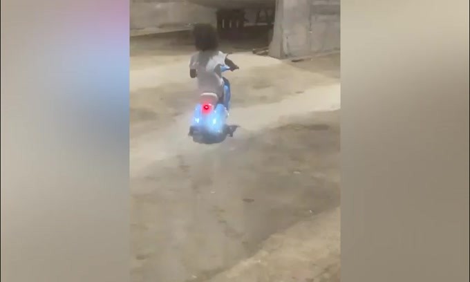Giro in Vespa per la figlia di Balotelli!