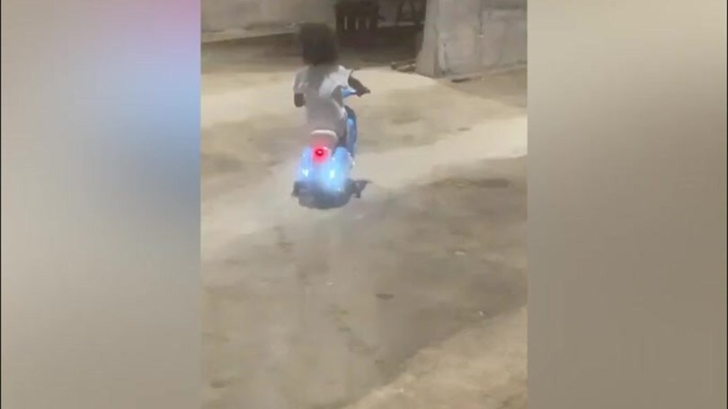 Giro in Vespa per la figlia di Balotelli!