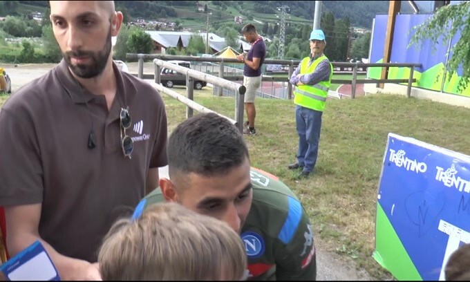 Ghoulam firma autografi ai tifosi