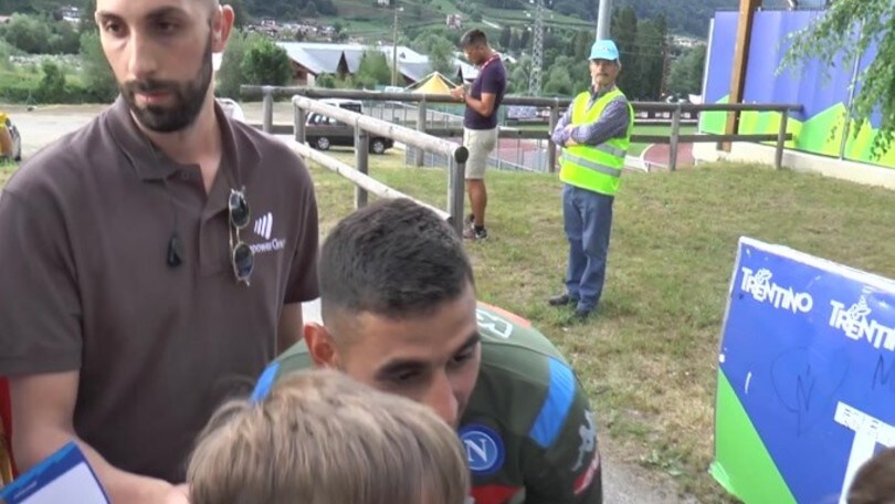 Ghoulam firma autografi ai tifosi