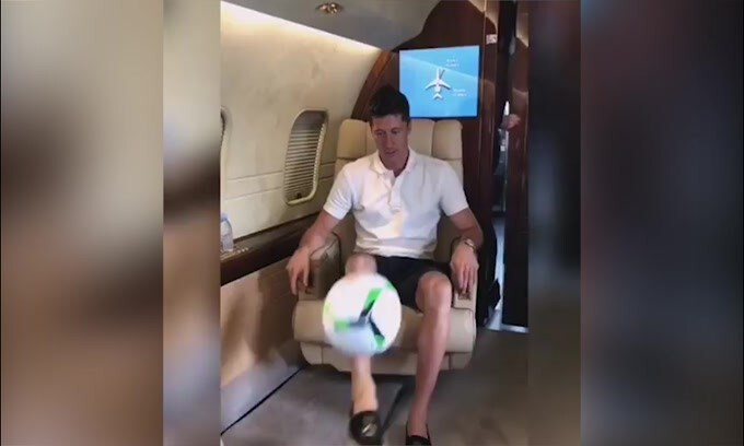 Lewandowski, 50 palleggi tra le nuvole