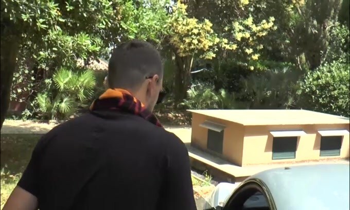 Dzeko esce da Villa Stuart e si toglie la sciarpa della Roma