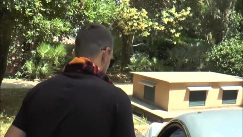 Dzeko esce da Villa Stuart e si toglie la sciarpa della Roma
