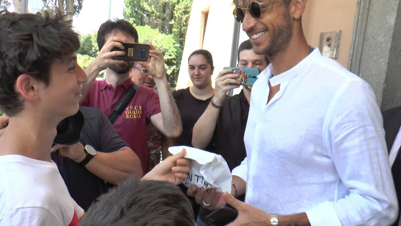 Visite Roma, bambino regala cornetto a Mirante