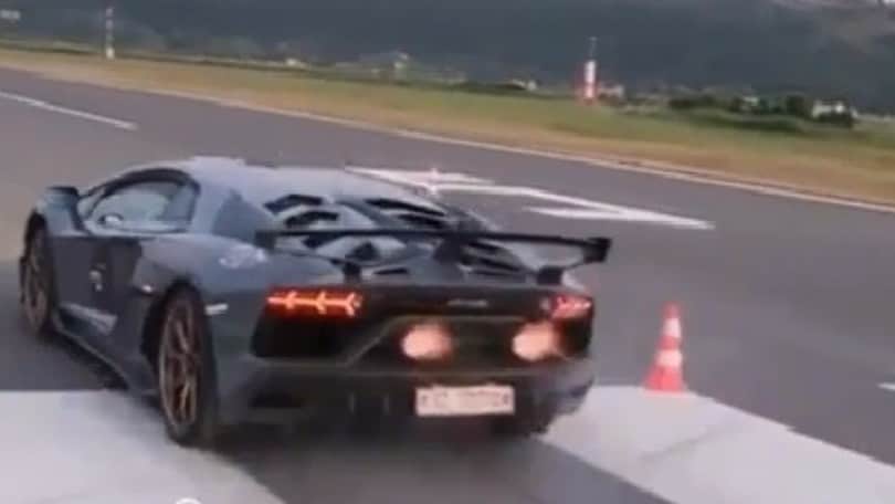 Lamborghini Aventador SVJ, fiamme in partenza VIDEO