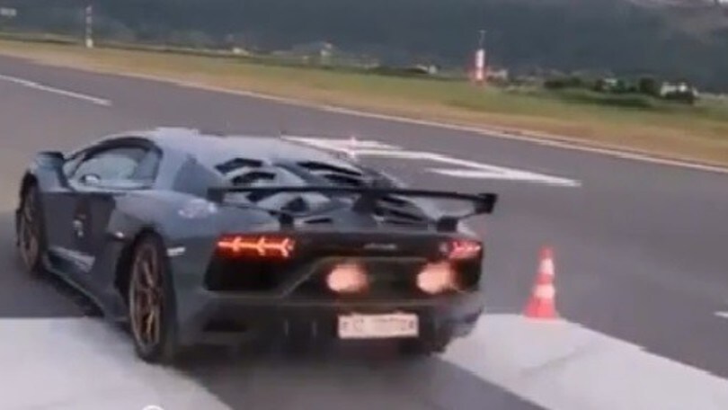 Lamborghini Aventador SVJ, fiamme in partenza VIDEO