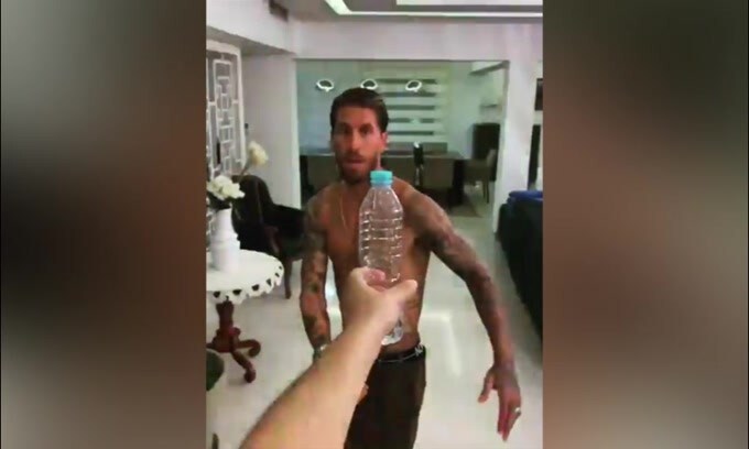 Bottle Cap Challenge, Sergio Ramos usa la lingua