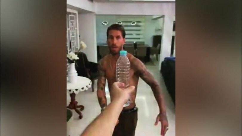 Bottle Cap Challenge, Sergio Ramos usa la lingua