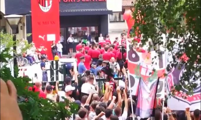 Milan, i tifosi abbracciano la squadra