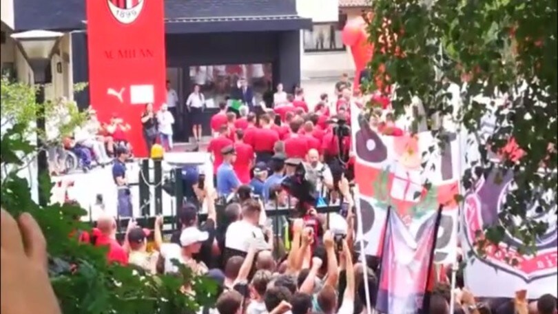 Milan, i tifosi abbracciano la squadra