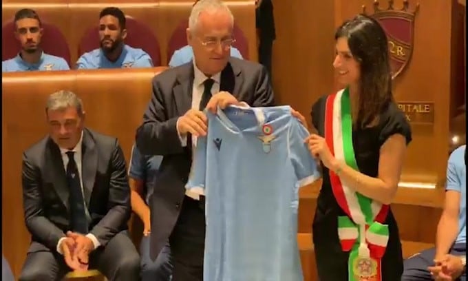 Campidoglio, Lotito e Raggi con la maglia della Lazio