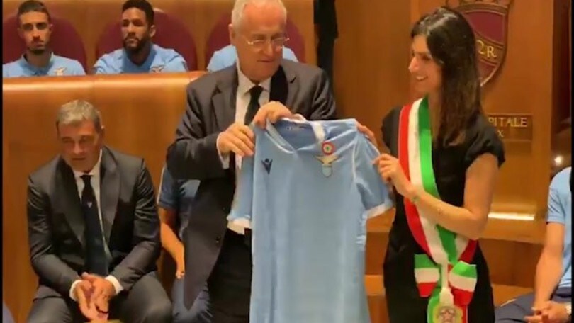 Campidoglio, Lotito e Raggi con la maglia della Lazio
