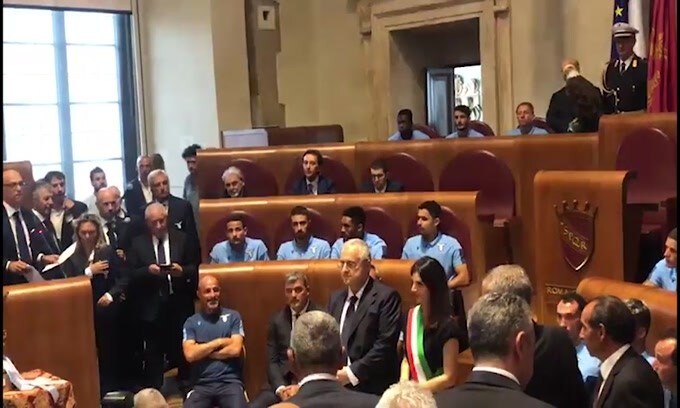 Statua di Marco Aurelio per Lotito e maglia della Lazio per la Raggi