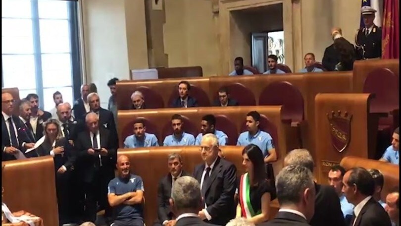 Statua di Marco Aurelio per Lotito e maglia della Lazio per la Raggi