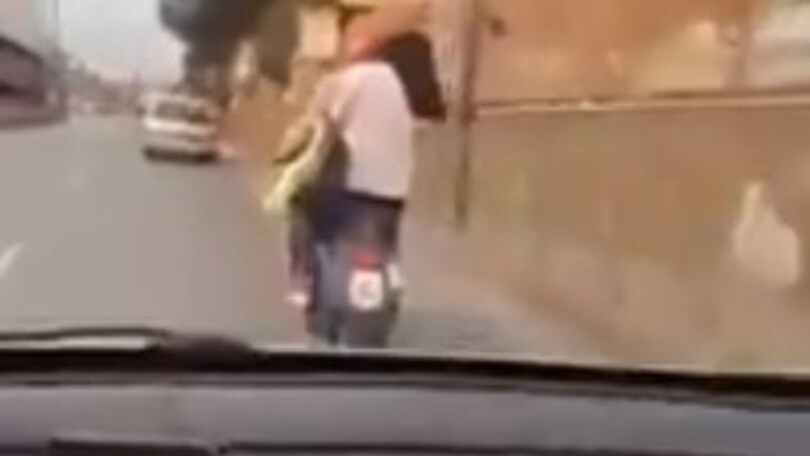 Napoli, se al posto della targa c'è Gesù: VIDEO
