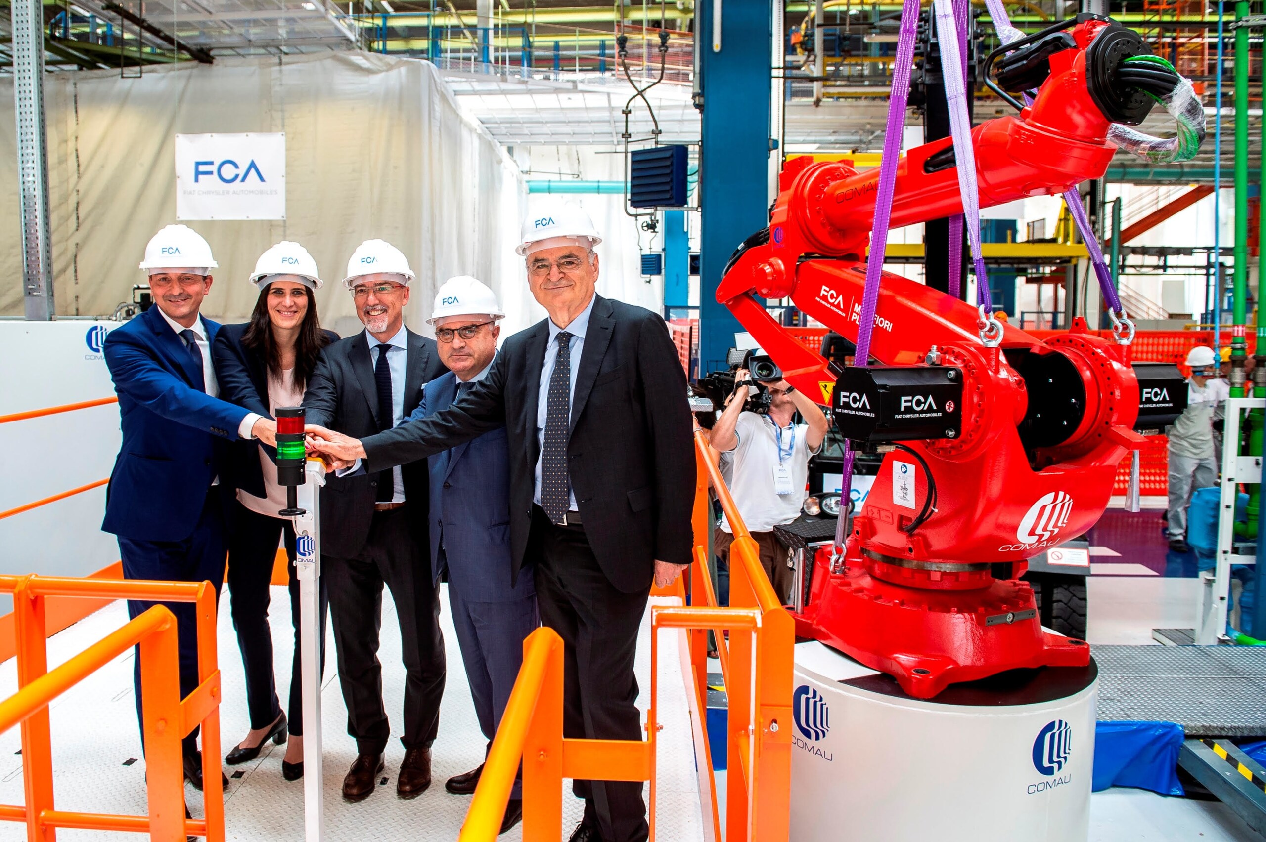 Fiat 500 elettrica: ecco il robot Comau FOTO