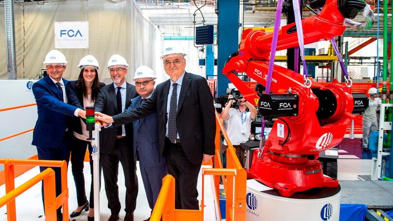 Fiat 500 elettrica: ecco il robot Comau FOTO